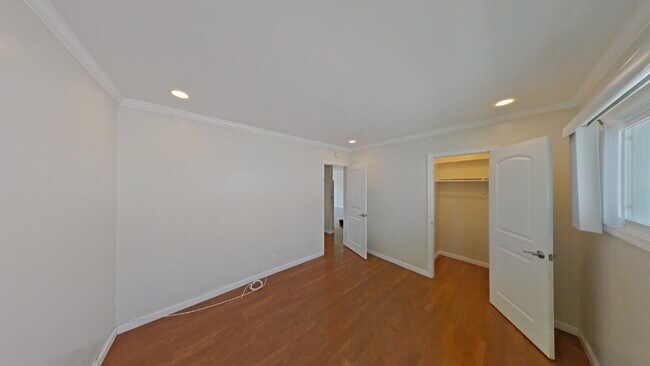 Building Photo - Charming 2BR Duplex Near SB Bowl w/ 1 car ...