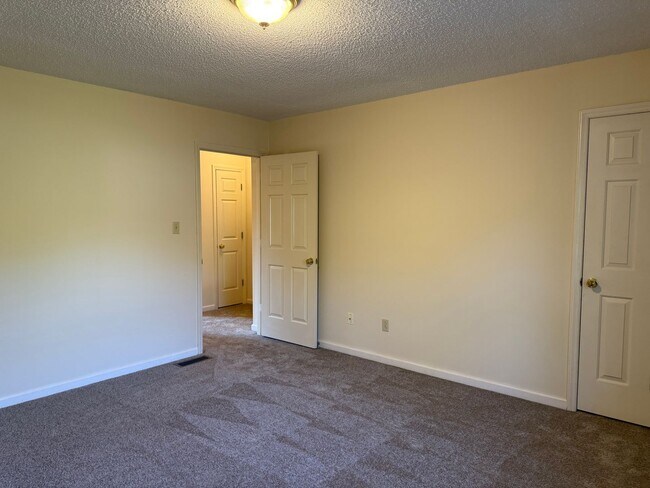 Building Photo - Private 2BD/1.5BA Townhouse in Prime NW Hickory Location | Available 6/1/2026
