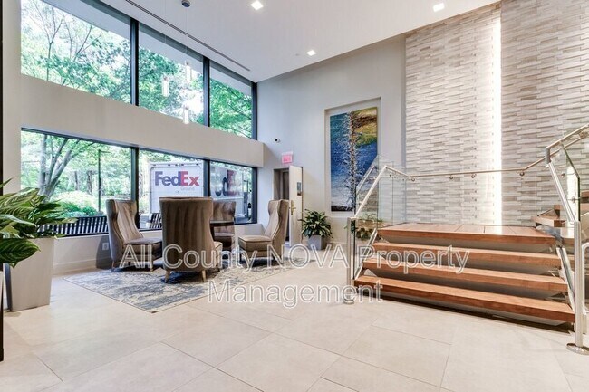 Building Photo - 3800 Powell Ln