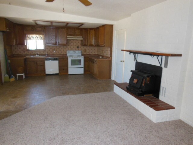 Building Photo - Mid Century Cutie on 2.5 Acres