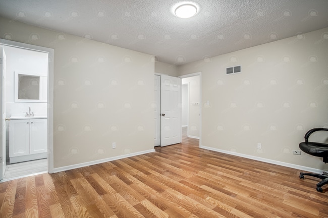 Building Photo - Move in mid-April