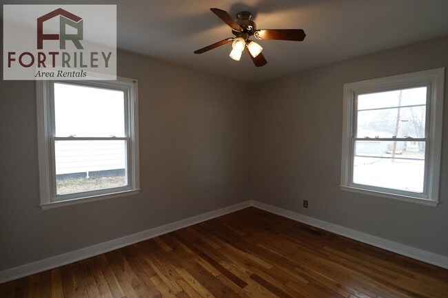 Building Photo - 530 W Elm St
