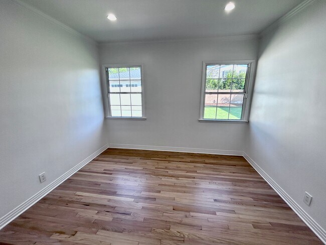 Building Photo - 7530 S Westlawn Ave