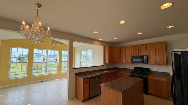 Building Photo - Large Spotsy Colonial
