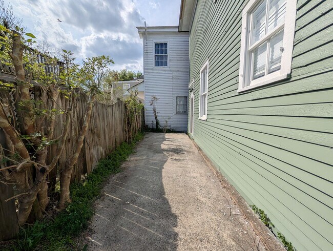 Building Photo - Huge 4 bedroom in prime downtown location!