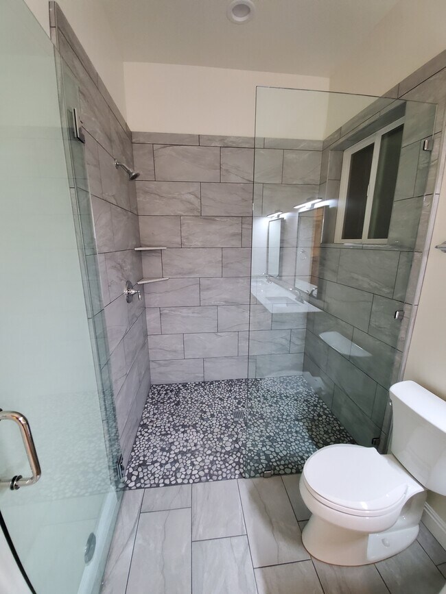 shower detail - 14056 Sycamore Ave