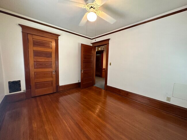 Building Photo - 431 N Cherry St