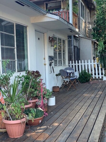 Building Photo - 2426 3/4-2614 Hyperion Ave