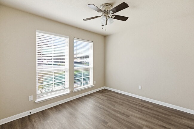 Building Photo - Move-In Ready 3 Bedroom Home with Granite Kitchen and Covered Patio!