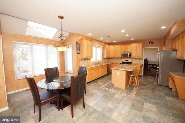 Building Photo - 43 Pickering Dr