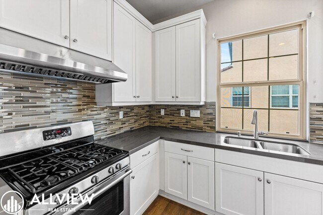 Building Photo - Your Next Home Awaits – Beautiful 3-Bedroom Irvine Townhome