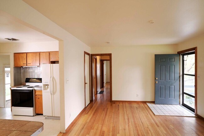 Building Photo - AVAILABLE NOW - Fully Updated 4 Bed / 2 Bath in Gladstone – Open Floor Plan + Large Fenced Yard!