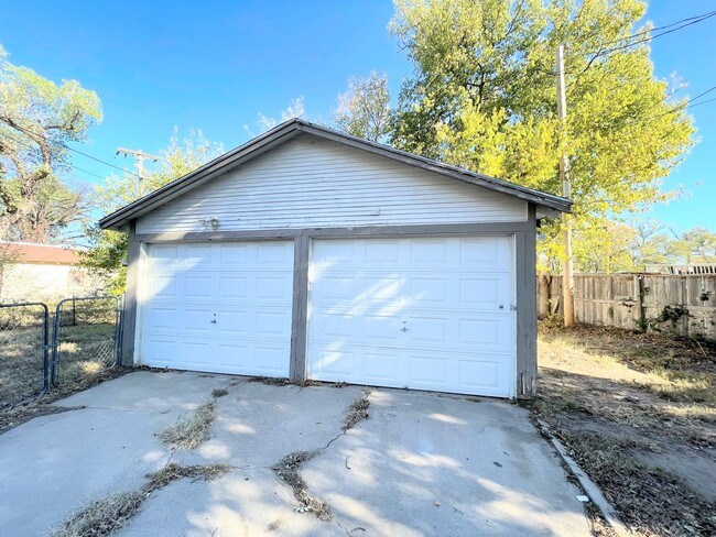 Building Photo - 2 Bed, 1 Bath with oversized detached garage