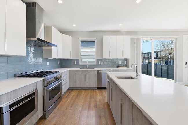 Building Photo - $5,640.95, $300 off the first month's rent, 4 Beds - 5 Bath, Townhouse in Denver with Office!