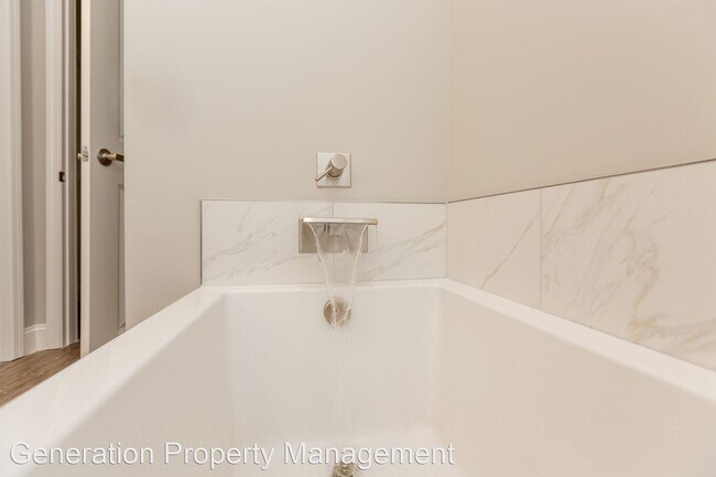 Building Photo - 4 br, 2.5 bath House - 566 Strong Avenue