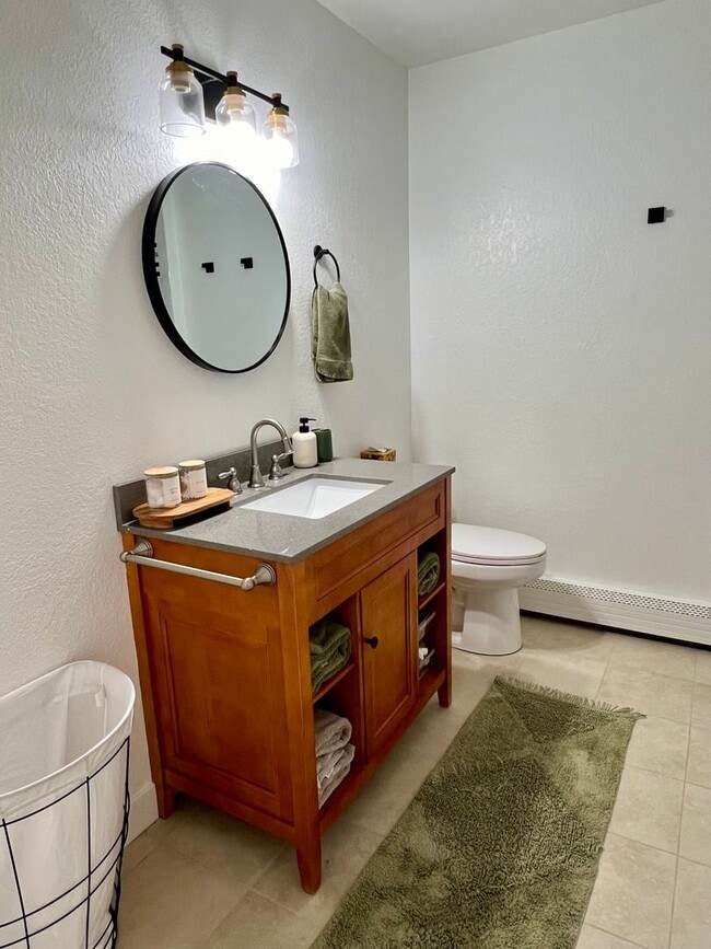 Building Photo - Available in July! Pet Friendly Fully Furn...