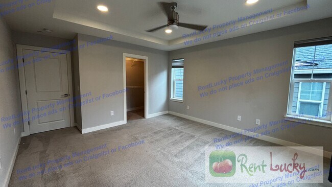 Building Photo - Spacious Issaquah Townhome w/ Entry-Level Suite & 2-Car Garage