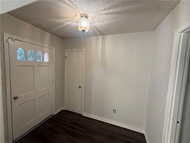 Building Photo - 1513 Deerwood Dr E