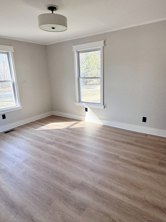 Building Photo - 1880 E Broad St