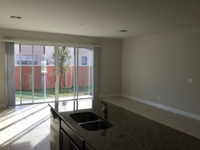 Building Photo - 3 bedroom, 2.5 bathrom townhome in Oviedo