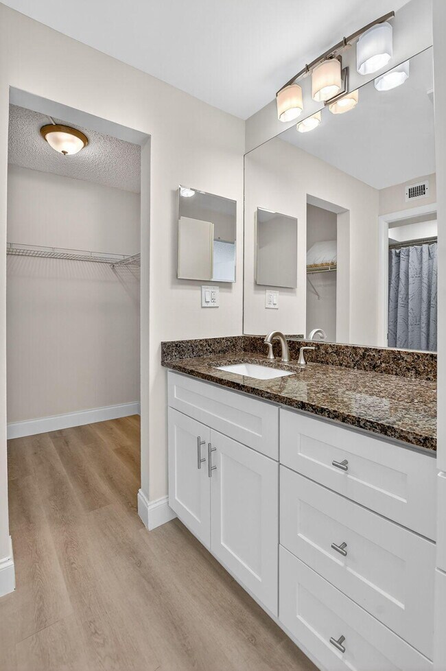 Building Photo - 8 Royal Palm Way