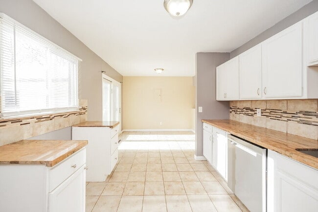 Building Photo - 25240 Sandhurst Rd