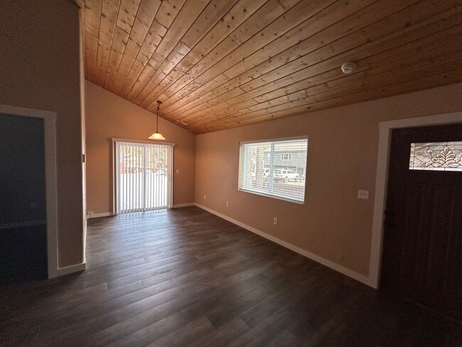 Building Photo - Cozy and Updated 3 Bed, 2 Bath House