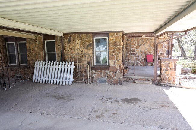 Building Photo - 525 E Jackson Ave