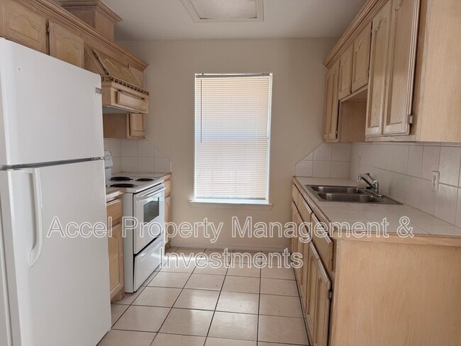 Building Photo - 1601 E Coyote St