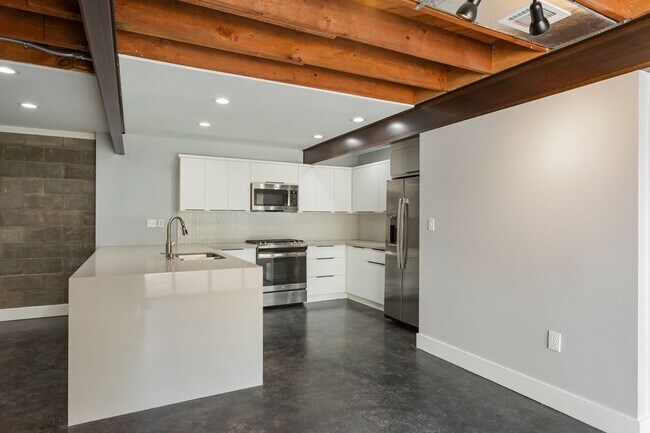 Building Photo - 2005 Portsmouth St