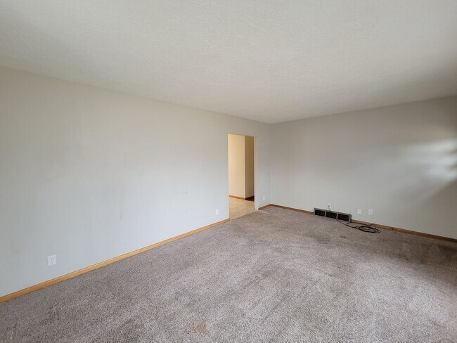 Building Photo - 4 Bed 2 Bath house for Rent!
