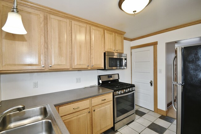 Building Photo - Charming 2-Bedroom Townhouse for Rent in C...