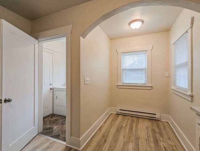 Building Photo - **Move-In Special** Charming & Recently updated 2 bed, 1 bath home!