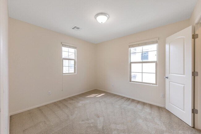 Building Photo - Charming 4 bedroom 3 bath Home in Gilbert!