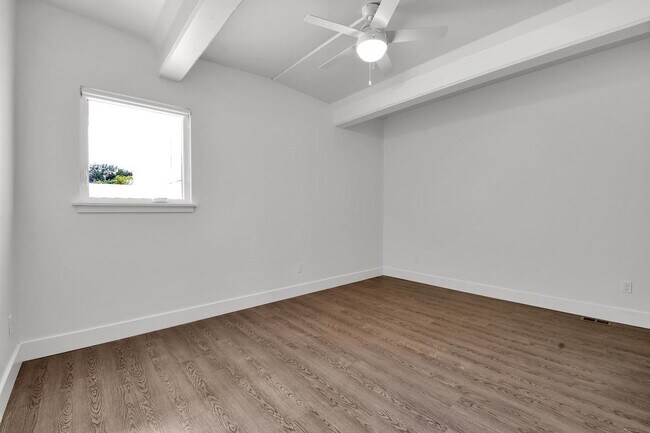 Building Photo - FUNky Building on Kingshwy