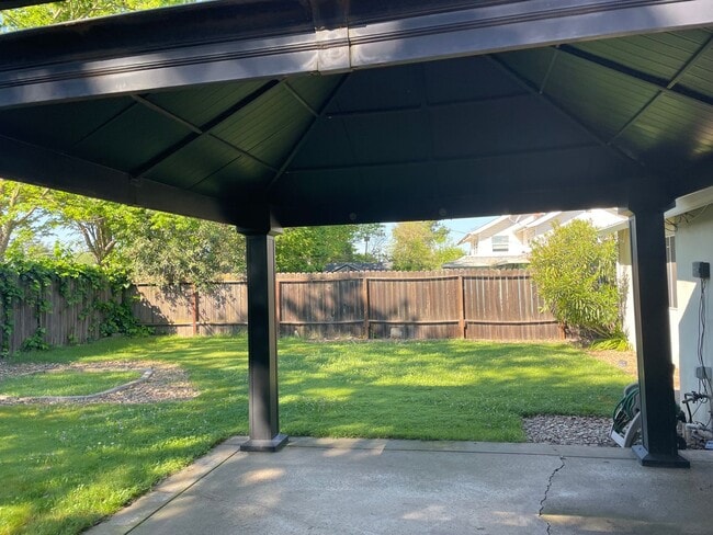 Building Photo - 3 bedroom 1 bath sweet home