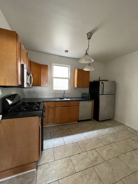 Building Photo - 572 Christopher St