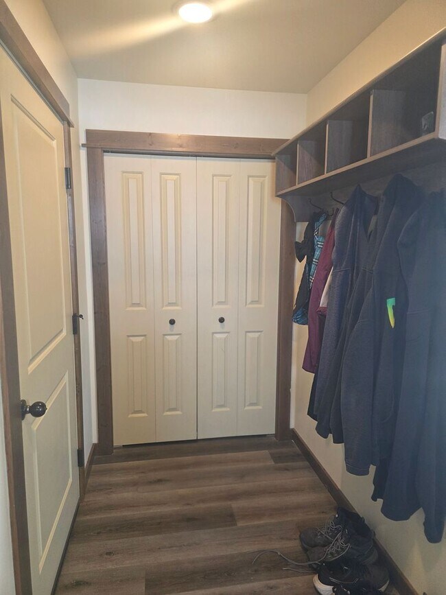 Building Photo - 3 Bedroom 2.5 Bath Condo near MSU