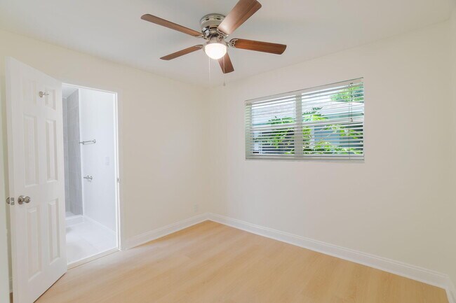 Building Photo - 2831 N Seacrest Blvd
