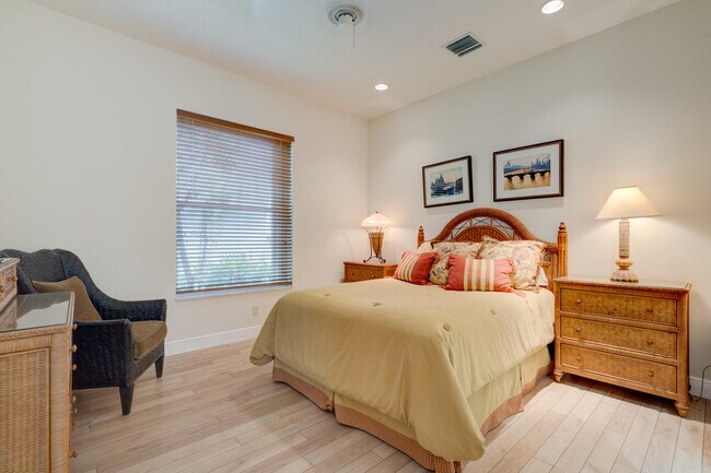 Building Photo - 119 Esperanza Way