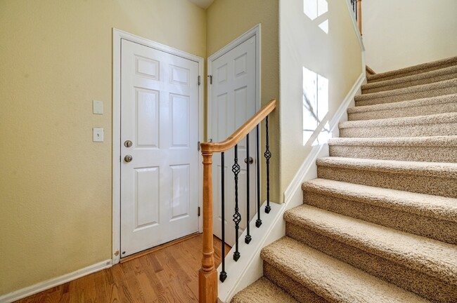 Building Photo - $2,675 - 2 Bed, 2 Bath Updated Condo in Hi...