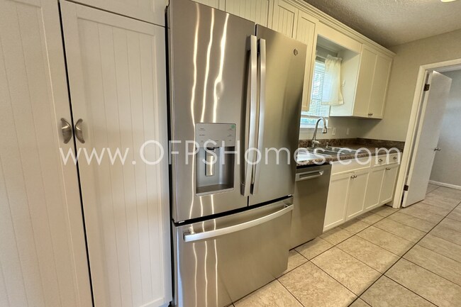 Building Photo - Move-in Special w/ Signed Lease by April 15