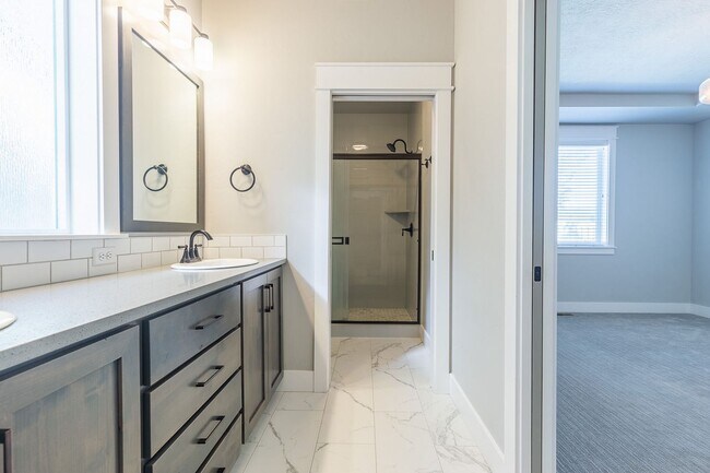 Building Photo - Quiet Centrally located 3 bed 2.5 bathroom
