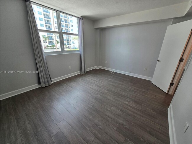 Building Photo - 7501 E Treasure Dr