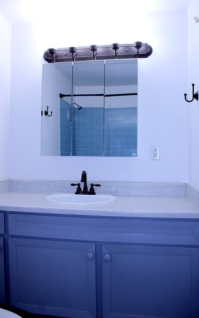 Building Photo - 336 Country Club Cir
