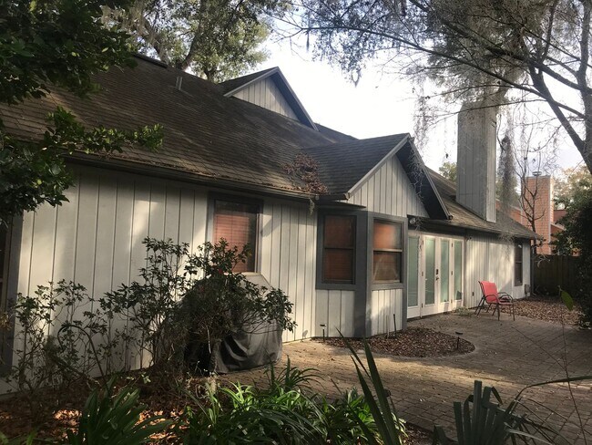 Building Photo - Beautifully Renovated Home in The Reserve!