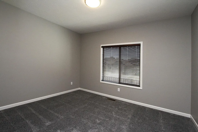 Building Photo - 5 Bedroom and 3 Bathroom House available J...