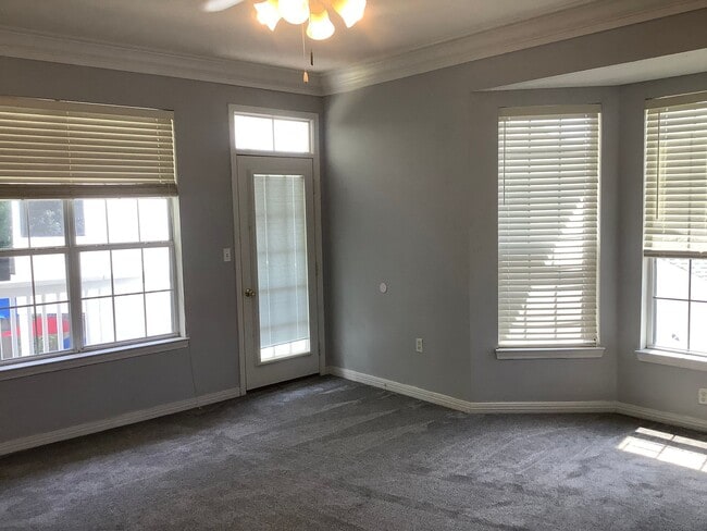 Building Photo - Spacious 3BR/3BA Townhome in PRIME location!!