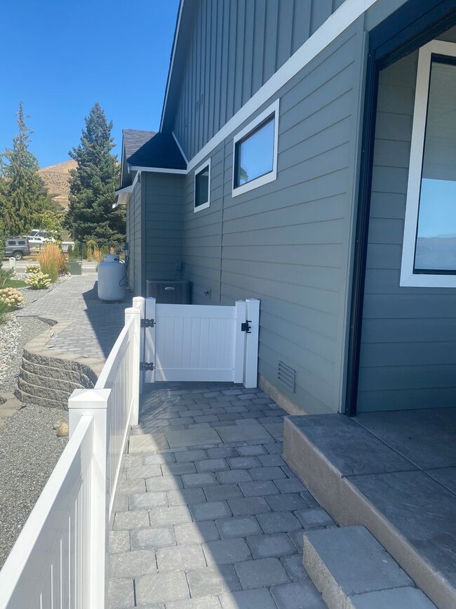 Building Photo - 3 Bedroom, 2 Bath with Spectacular Views o...