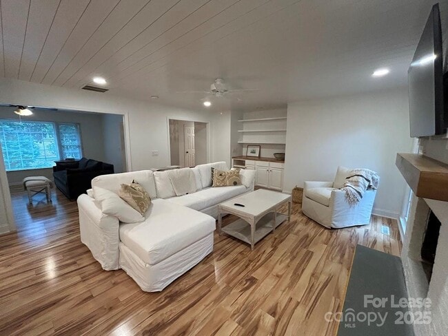 Building Photo - 10316 Whitethorn Dr